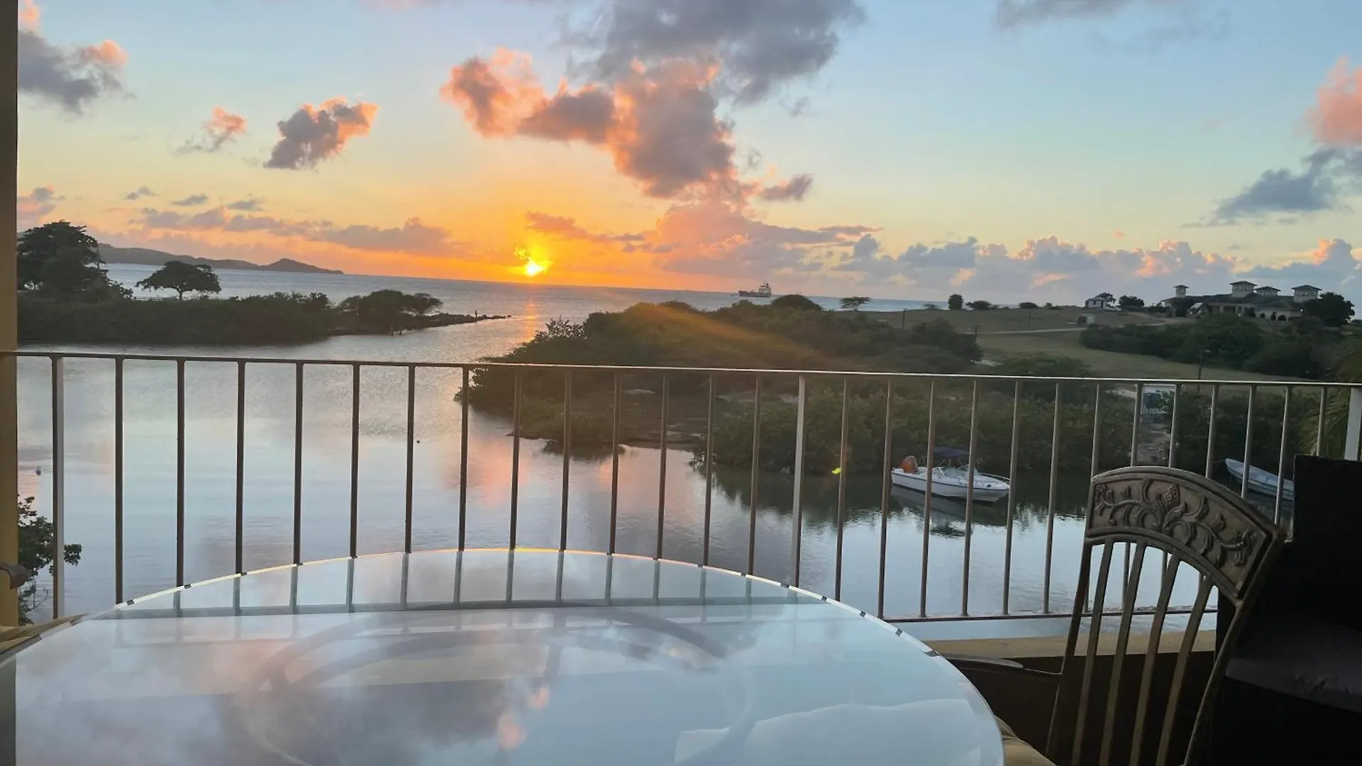 Caribbean Living - Best Beach Condo In Antigua Dickenson Bay 0*,  Antigua i Barbuda